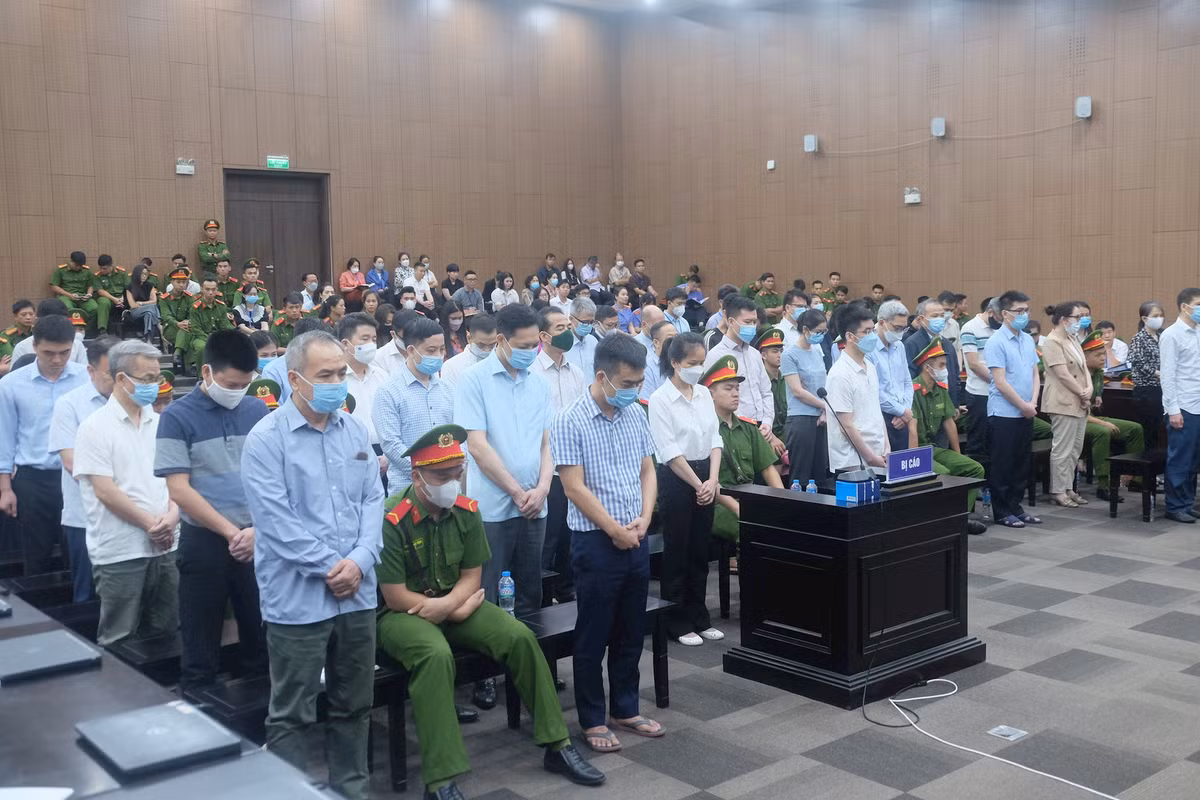  Xét xử 54 bị cáo vụ chuyến bay giải cứu: Từ ngày 11 đến 28/7, TAND TP Hà Nội đã xét xử sơ thẩm và tuyên án 54 bị cáo trong vụ chuyến bay giải cứu, trong đó có 21 người bị xét xử về tội nhận hối lộ. HĐXX đã tuyên 4 bị cáo mức tù chung thân, các bị cáo còn lại nhận mức án từ 15 tháng tù treo đến 18 năm tù giam về 5 tội danh: "Đưa hối lộ", "Nhận hối lộ", "Môi giới hối lộ", "Lừa đảo chiếm đoạt tài sản" và "Lợi dụng chức vụ, quyền hạn trong khi thi hành công vụ". 