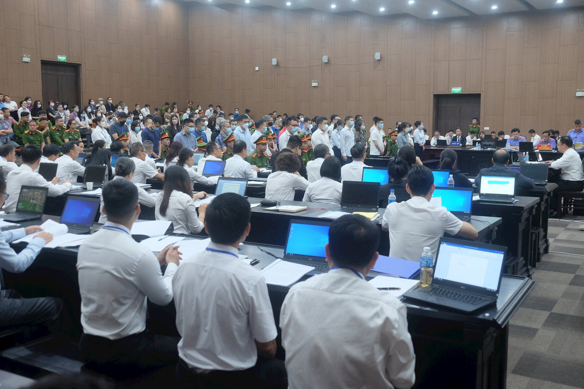 Ngày 25/12 tới, TAND Cấp cao tại Hà Nội dự kiến sẽ đưa vụ án xét xử phúc thẩm. Trong số các bị cáo kháng cáo, có Hoàng Văn Hưng, cựu điều tra viên, cựu trưởng Phòng 5, Cơ quan An ninh điều tra - Bộ Công an và Trần Minh Tuấn, Giám đốc Công ty Cổ phần xây dựng Thái Hòa có đơn kháng cáo kêu oan, không thừa nhận hành vi phạm tội. Tại phiên sơ thẩm, Hưng bị tuyên mức tù chung thân về tội "Lừa đảo chiếm đoạt tài sản"; Trần Minh Tuấn bị tuyên phạt 18 năm tù cho hai tội danh "Lừa đảo chiếm đoạt tài sản" và "Đưa hối lộ". 