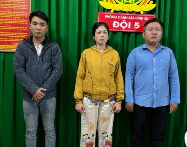 Hơn trăm nữ nhân viên nhà hàng ở TPHCM nhảy khỏa thân, bán dâm Hon tram nu nhan vien nha hang o TPHCM nhay khoa than, ban dam