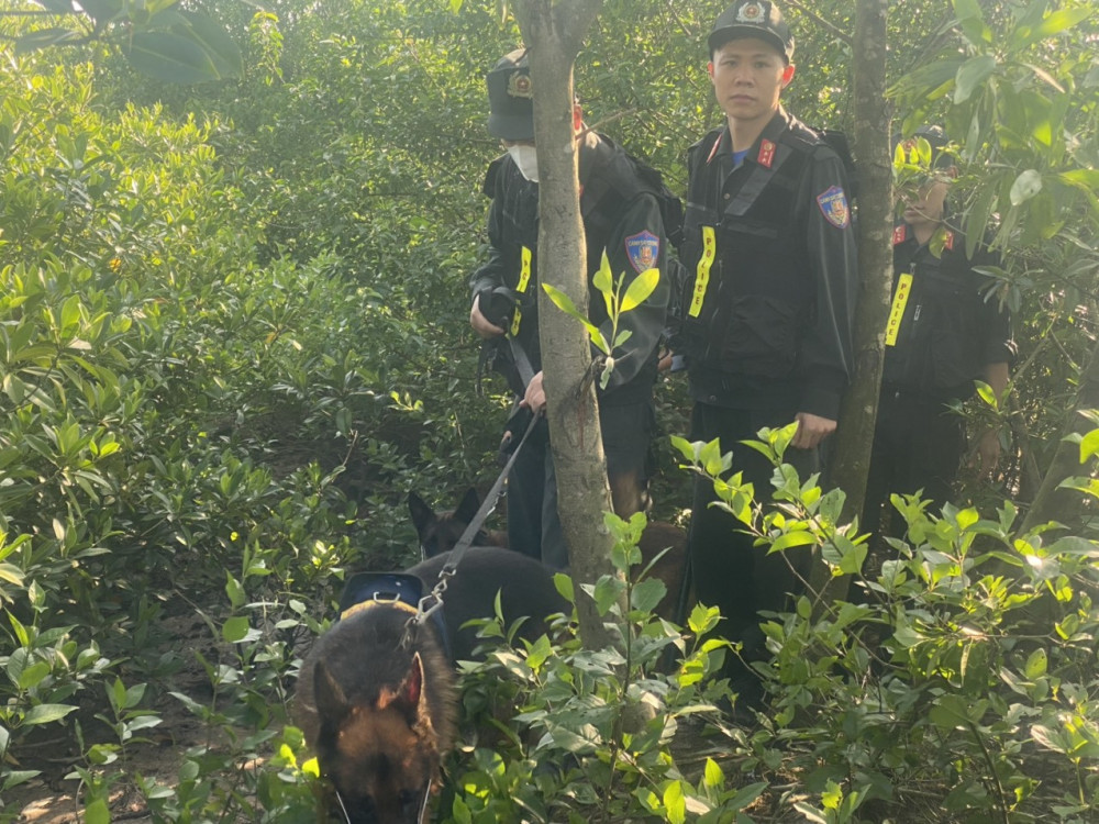 Cảnh sát lội bùn, huy động chó nghiệp vụ truy tìm 2 phạm nhân trốn trại - Hình 4 Canh sat loi bun, huy dong cho nghiep vu truy tim 2 pham nhan tron trai-Hinh-4