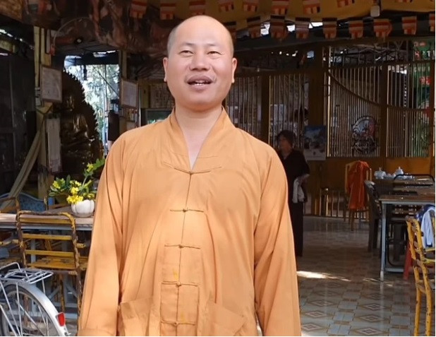 Năm 2019, Công an huyện Củ Chi đã kiểm tra, phát hiện tại nhà ông Phúc treo nhiều huân chương, bằng khen các loại cùng 3 giấy tờ bằng tiếng nước ngoài, có con dấu. Qua công tác giám định, tất cả giấy tờ này là giả. Người này khai nhận được người khác tặng để treo trong nhà. Khi đó, công an đã thu hồi các giấy tờ trên, xử lý vi phạm hành chính với ông Phúc.