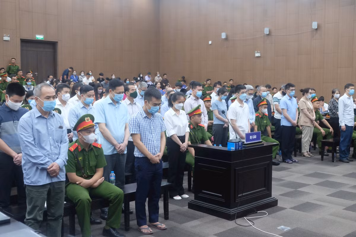  Kê biên loạt tài sản trong vụ “chuyến bay giải cứu”: Tại phiên xét xử sơ thẩm 54 bị cáo vụ chuyến bay giải cứu, VKSND TP. Hà Nội công bố tổng số tiền các bị cáo đã khắc phục lên tới hơn 120 tỷ đồng và đề nghị tiếp tục kê biên, phong toả loạt bất động sản, vàng, sổ tiết kiệm. Cụ thể, đối với bị cáo Phạm Trung Kiên - cựu Thư ký Thứ trưởng Bộ Y tế; tiếp tục kê, tạm dừng giao dịch một căn hộ và một thửa đất; Nguyễn Thị Hương Lan - cựu Cục trưởng Cục Lãnh sự bị tiếp tục kê biên phong tỏa tài khoản, tài sản gồm: hơn 255 triệu tại các ngân hàng; 9 mã cổ phiếu, trái phiếu và 2 căn hộ chung cư cùng xe ôtô; Tô Anh Dũng - cựu Thứ trưởng Bộ Ngoại giao bị đề nghị tiếp tục phong tỏa, tạm dừng giao dịch giấy chứng nhận quyền sử dụng đất...; Đỗ Hoàng Tùng - cựu Cục phó Cục Lãnh sự bị đề nghị tiếp tục tạm giữ 5 sổ tiết kiệm, GCNQSD đất, hàng chục tỷ đồng tại các sổ tiết kiệm, tạm dừng mua bán chuyển nhượng 2 căn hộ;