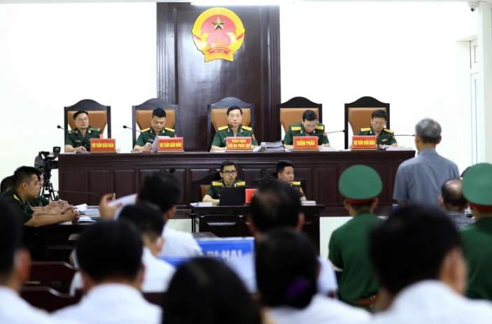  Vụ tham ô tài sản xảy ra tại Bộ tư lệnh Cảnh sát biển: Ngày 29/6, Tòa án Quân sự Thủ đô Hà Nội đã tuyên án sơ thẩm đối với Nguyễn Văn Sơn, cựu Tư lệnh Cảnh sát biển cùng các bị cáo khác trong vụ tham ô tài sản. Theo đó, bị cáo Nguyễn Văn Sơn bị tuyên 16 năm tù; Hoàng Văn Đồng, cựu Chính ủy CSB 15 năm 6 tháng tù; Doãn Bảo Quyết, cựu Phó chính ủy kiêm Chủ nhiệm Chính trị CSB; Phạm Kim Hậu, cựu Tham mưu trưởng CSB và Bùi Trung Dũng, cựu Phó tư lệnh CSB cùng bị tuyên 15 năm tù. Bị cáo Nguyễn Văn Hưng, cựu Cục trưởng Cục Kỹ thuật CSB 10 năm tù; Bùi Văn Hòe, cựu Phó trưởng phòng Tài chính, Phụ trách Trưởng phòng Tài chính 12 năm tù. 