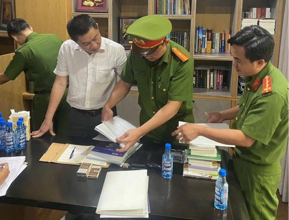 Trước đó, ngày 21/11, Cơ quan Cảnh sát điều tra Công an tỉnh Đồng Nai đã ra Quyết định bổ sung Quyết định khởi tố vụ án về hành vi “Lừa dối khách hàng” xảy ra tại Dự án khu dân cư Tân Thịnh để tiến hành điều tra làm rõ. Liên quan vụ án trên đã có 5 bị can khác là cán bộ phòng Quản lý đô thị và Phòng Tài nguyên và Môi trường huyện Trảng Bom bị khởi tố trước đó về tội "lợi dụng chức vụ quyền hạn trong khi thi hành công vụ".