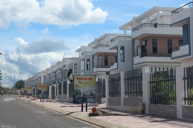 “ Tội lừa dối khách hàng” được quy định tại Điều 198 Bộ luật Hình sự năm 2015 (sửa đổi, bổ sung năm 2017). Theo đó, người nào trong việc mua, bán hàng hóa hoặc cung cấp dịch vụ mà cân, đong, đo, đếm, tính gian hàng hóa, dịch vụ hoặc dùng thủ đoạn gian dối khác thì bị phạt cảnh cáo, phạt tiền từ 10.000.000 đồng đến 100.000.000 đồng hoặc phạt cải tạo không giam giữ đến 3 năm. Phạm tội thuộc một trong các trường hợp sau đây, thì bị phạt tiền từ 100.000.000 đồng đến 500.000.000 đồng hoặc phạt tù từ 01 năm đến 5 năm: Có tổ chức; Có tính chất chuyên nghiệp; Dùng thủ đoạn xảo quyệt; Thu lợi bất chính 50.000.000 đồng trở lên.