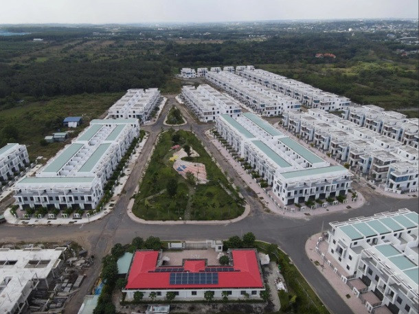 Dự án khu dân cư Tân Thịnh do Công ty cổ phần đầu tư LDG làm chủ đầu tư, được UBND tỉnh Đồng Nai chấp thuận chủ trương đầu tư vào năm 2016 với diện tích khoảng 18,1ha. Công ty LDG sử dụng các thửa đất nhận chuyển nhượng quyền sử dụng đất, nhận ủy quyền sử dụng đất và mua bán đất bằng giấy viết tay không đúng quy định. Dù chưa được cơ quan nhà nước có thẩm quyền thực hiện thủ tục giao đất, cho thuê đất, cho phép chuyển mục đích sử dụng đất và chưa được cấp giấy phép xây dựng nhưng doanh nghiệp này đã tổ chức thi công từ năm 2018 đến năm 2020 với 680 căn biệt thự và nhà liên kế.