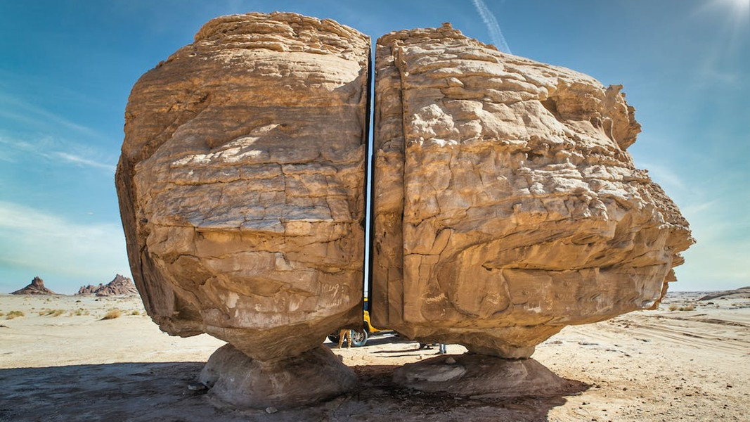 Các nhà nghiên cứu đã đưa ra một số giả thuyết về đường cắt hoàn hảo ở chính giữa Al Naslaa.