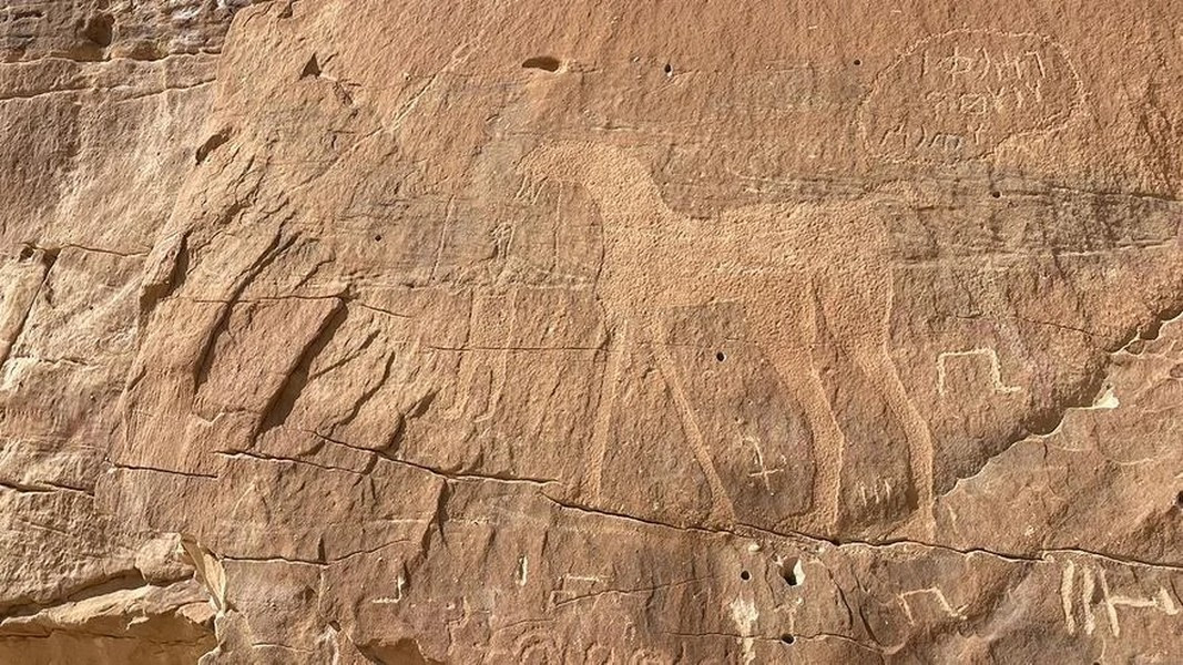 Vết nứt hình thành bởi hoạt động này sau đó trở thành đường hầm cho những cơn gió cuốn đầy bụi cát quét qua mặt đá