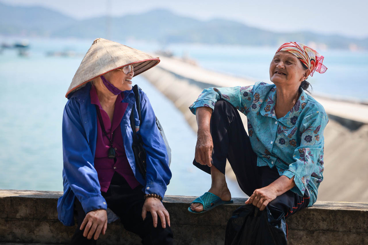Cô Tô hiện nay đang tập trung phát triển thống sản phẩm du lịch biển đảo có khả năng cạnh tranh với các khu du lịch tương đồng, đặc biệt về nghỉ dưỡng biển, đảo, tham quan thắng cảnh biển đảo, các hoạt động thể thao giải trí trên biển (lặn biển ngắm san hô); trải nghiệm sinh thái cộng đồng cùng ngư dân…