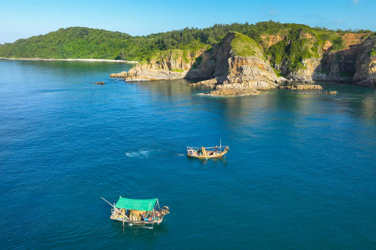 Tìm tới Cô Tô vào thời điểm cuối năm, nhiều du khách không khỏi thích thu với vẻ đẹp trầm lặng nhưng nên thơ, thanh bình nơi đây. Cô Tô có khí hậu đặc trưng nhiệt đới gió mùa với nhiệt độ trung bình năm 22 - 23 độ C, lượng mưa trung bình 1700 - 1900 mm/năm, khí hậu được phân làm 4 mùa rõ rệt. Mùa mưa từ tháng 5 đến tháng 10, mùa khô từ tháng 11 đến tháng 4 năm sau. 