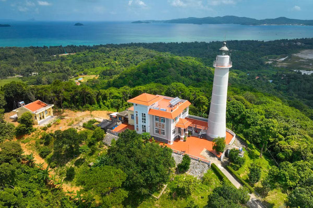 Đến Cô Tô, du khách thường dành thời gian khám phá ngọn hải đăng được xây dựng từ cuối thế kỷ 19. Đường lên ngọn hải đăng xuyên qua một cánh rừng tự nhiên và đây có thể coi là một trong những con đường lên núi thơ mộng nhất ở Cô Tô 