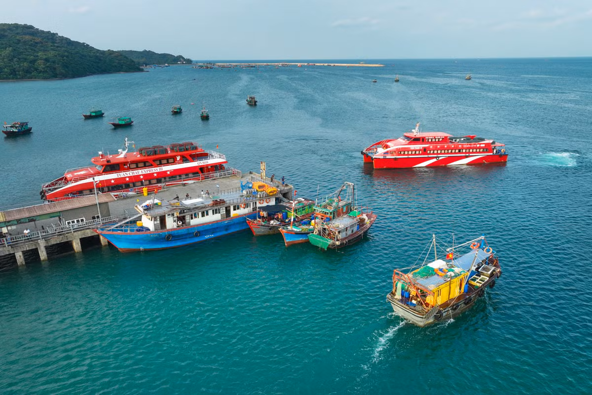 Năm 2023, thu nhập bình quân đầu người ước đạt trên 5.300 USD (130 triệu đồng/người). Du lịch, dịch vụ có sự phát triển vượt bậc, giữ vai trò chủ đạo trong cơ cấu kinh tế của huyện, chiếm gần 70% cơ cấu kinh tế.