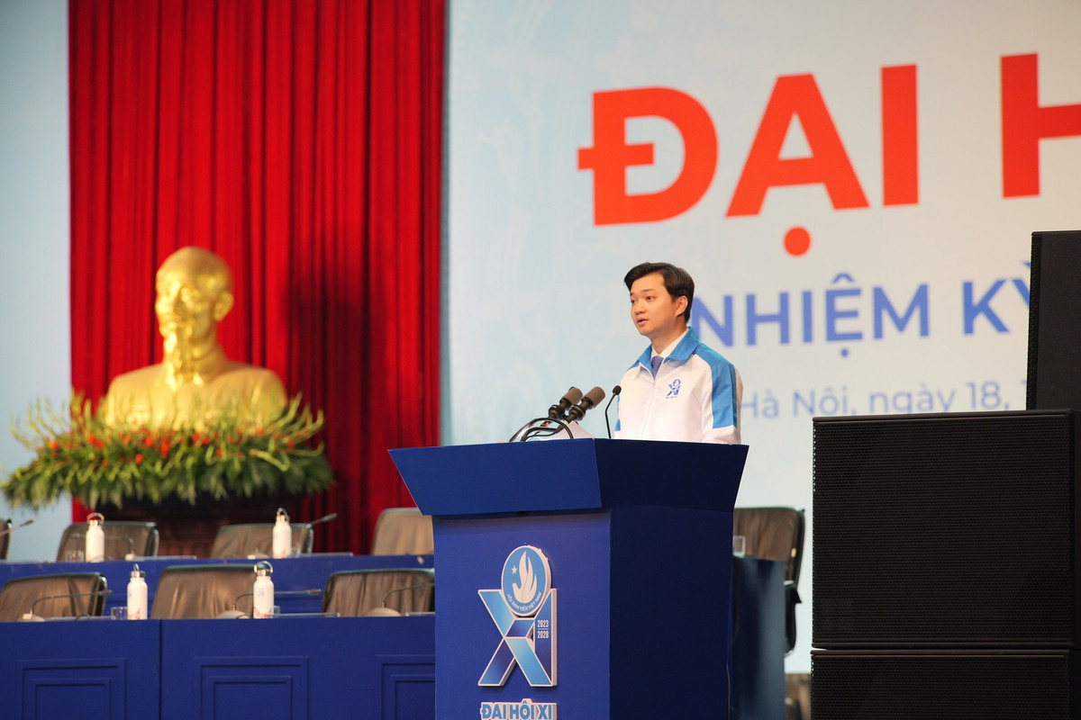 Quá trình công tác, anh Triết gắn bó với công tác Hội Sinh viên. Anh từng là Chủ tịch Hội Sinh viên Việt Nam tại Anh; chuyên viên Ban Thanh niên trường học Trung ương Đoàn. 