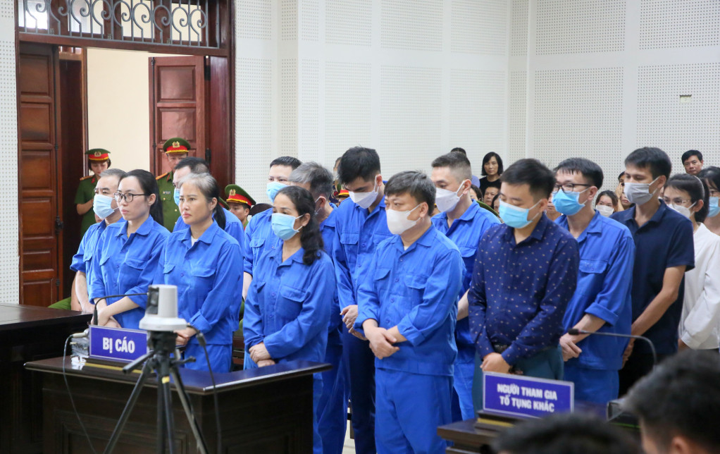  Vụ án Sở GD&amp;ĐT tỉnh Quảng Ninh – NSJ: Ngày 17/10, HĐXX TAND tỉnh Quảng Ninh đã tuyên phạt bị cáo Hoàng Thị Thúy Nga, cựu Chủ tịch NSJ 20 năm tù; Vũ Liên Oanh, cựu Giám đốc Sở GD&amp;ĐT tỉnh Quảng Ninh tổng cộng 15 năm tù; bị cáo Ngô Vui, cựu Trưởng phòng Kế hoạch-Tài chính, Sở GD&amp;ĐT 11 năm tù và bị cáo Hà Huy Long, cựu Phó phòng Kế hoạch-Tài chính, Sở GD&amp;ĐT tỉnh Quảng Ninh 6 năm tù. Các bị cáo khác bị tuyên phạt cao nhất là 4 năm tù và thấp nhất là 20 tháng tù, cho hưởng án treo. 