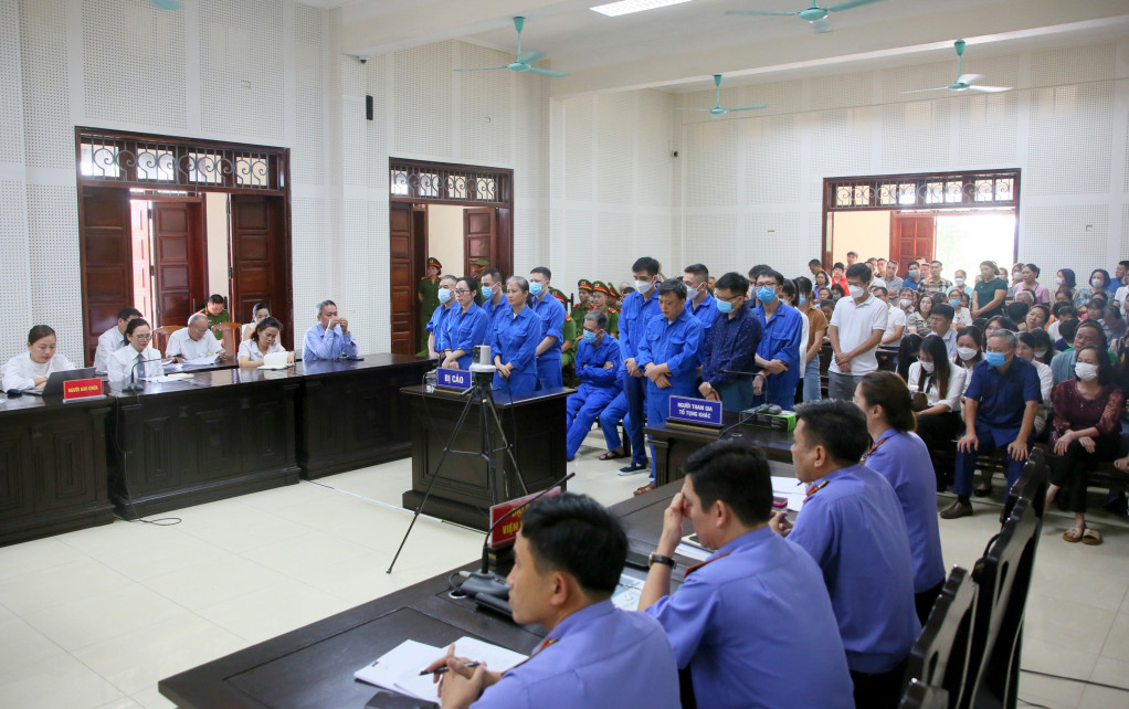 Theo bản án, cựu Giám đốc Sở GD&amp;ĐT tỉnh Quảng Ninh cùng một số cán bộ sở này đã tạo điều kiện cho Công ty NSJ và các Liên danh NSJ - Toàn Thịnh trúng 6/6 gói thầu, gây thiệt hại cho Nhà nước hơn 80 tỷ đồng. Cuối năm 2016 đến đầu 2020, bị cáo Nga tìm gặp bị cáo Oanh trong các dịp Tết. Mỗi lần gặp thường biếu từ 1-5 tỷ đồng, với tổng số tiền “cảm ơn" và "chúc Tết” là 14 tỷ đồng. Bị cáo Ngô Vui 14,8 tỷ đồng và bị cáo Long hơn 1,8 tỷ đồng. 