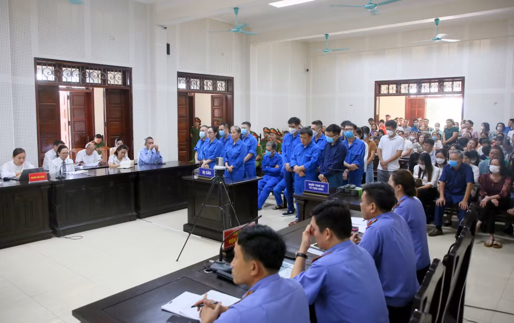 Theo bản án, cựu Giám đốc Sở GD&amp;ĐT tỉnh Quảng Ninh cùng một số cán bộ sở này đã tạo điều kiện cho Công ty NSJ và các Liên danh NSJ - Toàn Thịnh trúng 6/6 gói thầu, gây thiệt hại cho Nhà nước hơn 80 tỷ đồng. Cuối năm 2016 đến đầu 2020, bị cáo Nga tìm gặp bị cáo Oanh trong các dịp Tết. Mỗi lần gặp thường biếu từ 1-5 tỷ đồng, với tổng số tiền “cảm ơn" và "chúc Tết” là 14 tỷ đồng. Bị cáo Ngô Vui 14,8 tỷ đồng và bị cáo Long hơn 1,8 tỷ đồng. 