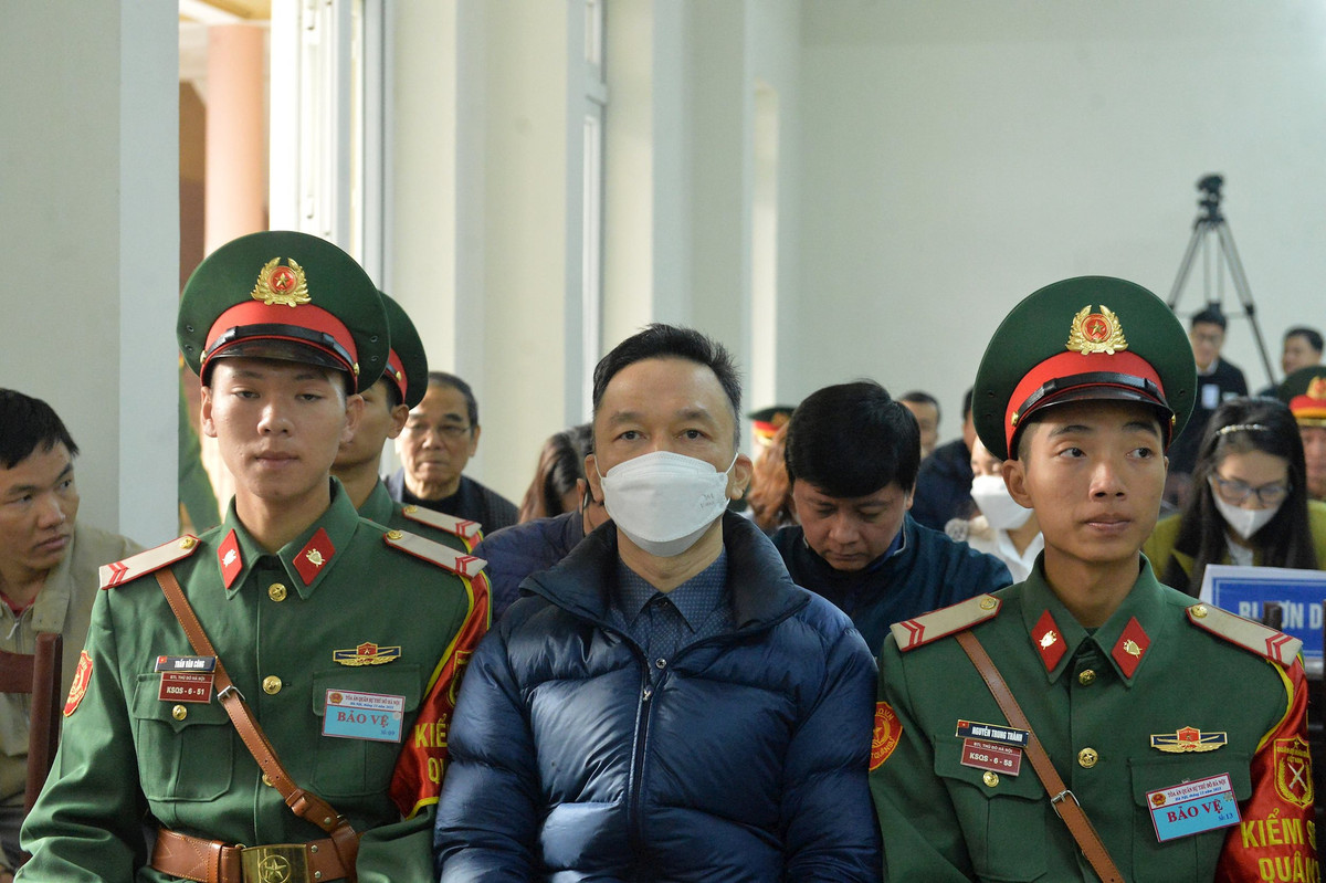 Phan Quoc Viet cung 4 cuu si quan Hoc vien Quan y hau toa vu Viet A-Hinh-2