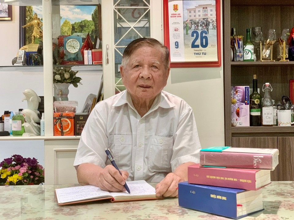 Sinh viên bán dâm 4 lần bị đuổi học: Không mới, gây bức xúc… sao Bộ GD&ĐT chưa “hủy”? - Hình 2 Sinh vien ban dam 4 lan bi duoi hoc: Khong moi, gay buc xuc… sao Bo GD&DT chua “huy”?-Hinh-2