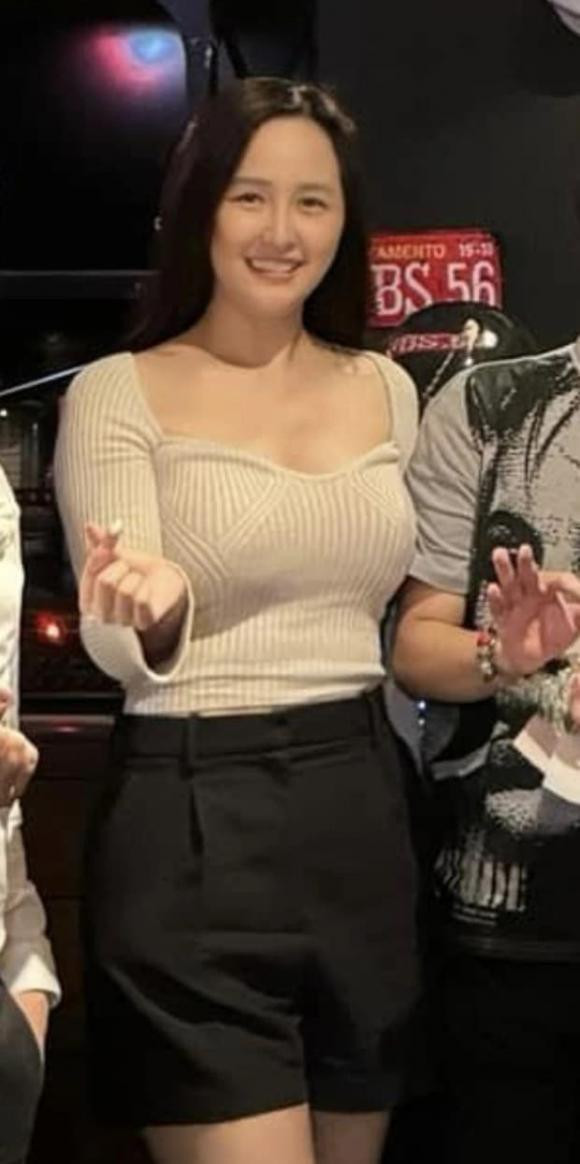 Trong khi hội bạn mỹ nhân trang điểm lộng lẫy thì Mai Phương Thuý lại tự tin khoe mặt mộc.