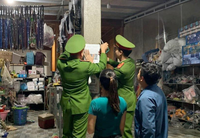 Cảnh sát lội bùn, huy động chó nghiệp vụ truy tìm 2 phạm nhân trốn trại - Hình 7 Canh sat loi bun, huy dong cho nghiep vu truy tim 2 pham nhan tron trai-Hinh-7