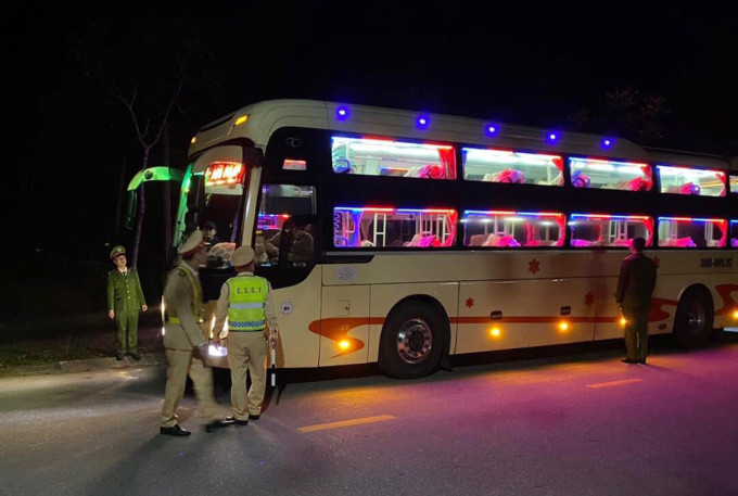 Cảnh sát lội bùn, huy động chó nghiệp vụ truy tìm 2 phạm nhân trốn trại - Hình 6 Canh sat loi bun, huy dong cho nghiep vu truy tim 2 pham nhan tron trai-Hinh-6