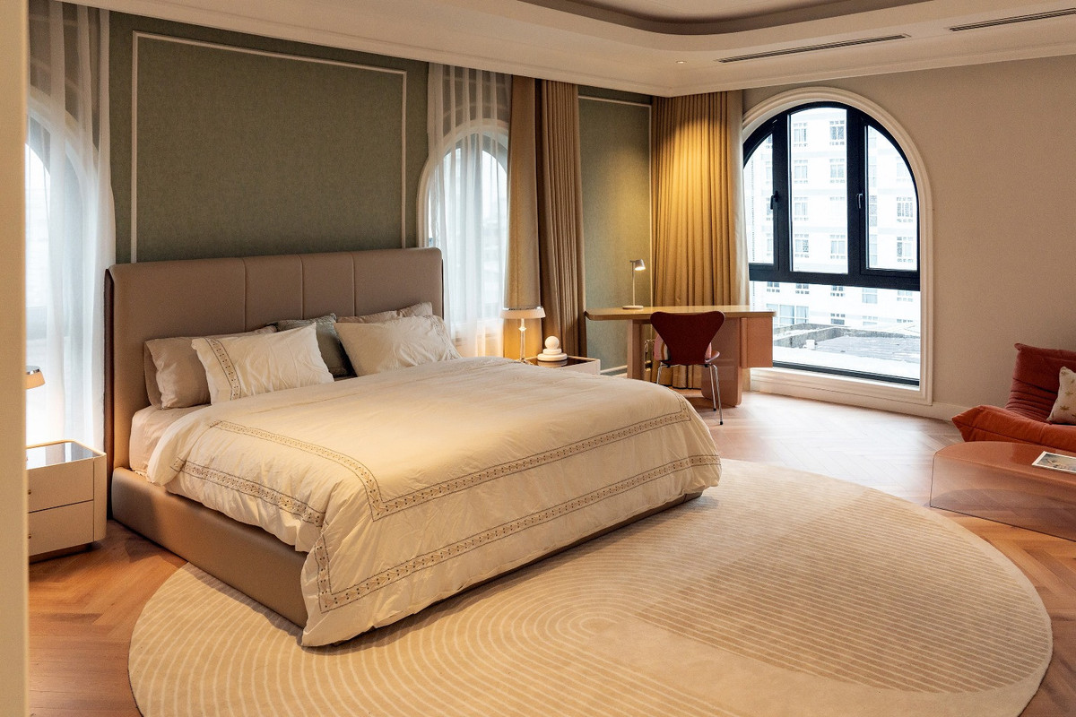 Các phòng ngủ chính được sắp xếp ở tầng 3 và 4 kèm theo các không gian phòng tắm, phòng làm việc, phòng thay đồ tiện nghi.