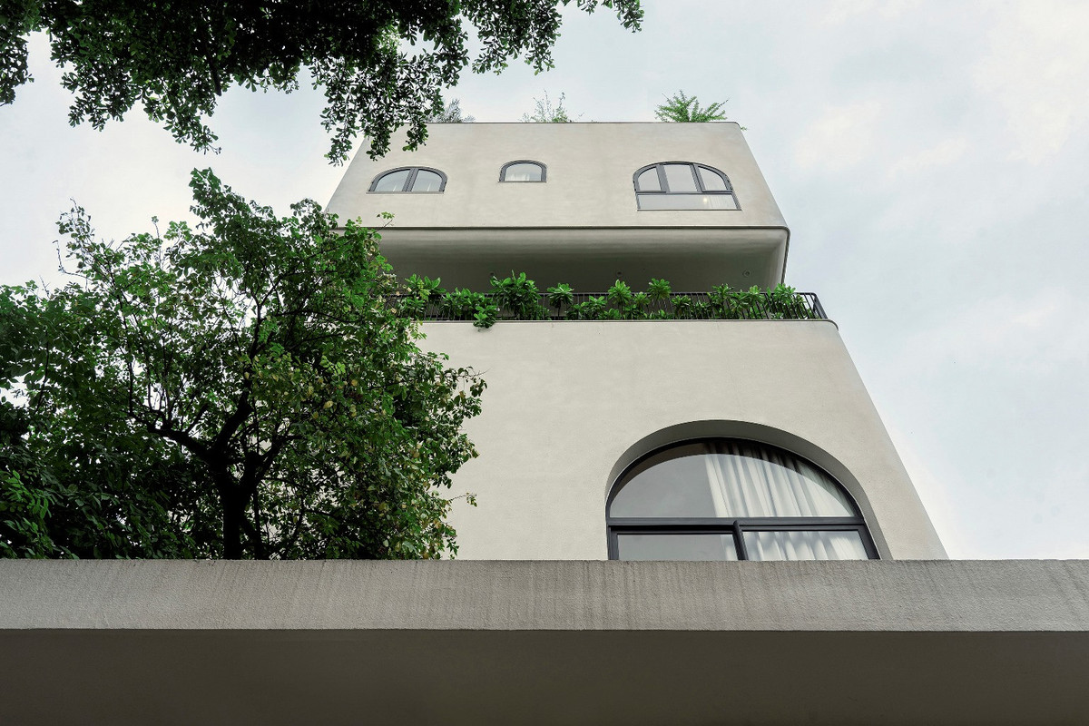 Các mặt phẳng tường và trần được uốn cong cùng các ô cửa kính dạng vòm to-nhỏ, cao-thấp hết sức sinh động giúp làm “mềm” đi các góc cạnh và khối tích to lớn của các phòng ốc bên trong. Giải pháp tạo một ấn tượng hài hòa thanh thoát hơn cho các mặt đứng của ngôi nhà. 