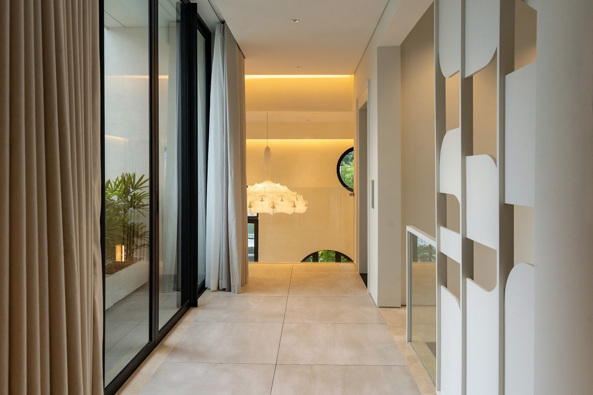 Mỗi tầng thành hai phần chính được kết nối với nhau qua một lõi giao thông gồm thang bộ, thang máy và sảnh chung ở giữa nhà. Cách bố trí này tăng thêm diện tích các mặt thoáng, mở rộng tầm nhìn ra xung quanh và giúp tất cả các không gian nội thất luôn được thông thoáng và chan hòa ánh sáng tự nhiên 