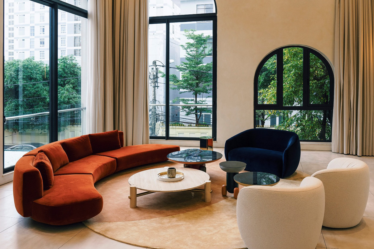 Với tổng diện tích sàn xây dựng là 850 m2, công trình được bố trí đầy đủ không gian sinh hoạt chung và riêng tư phục vụ cho các thành viên trong gia đình. Các không gian sử dụng chính được bố trí từ tầng 2 với điểm nhấn là khu vực phòng khách lớn có trần cao gần 6m ở phía trước kết nối với phòng ăn 