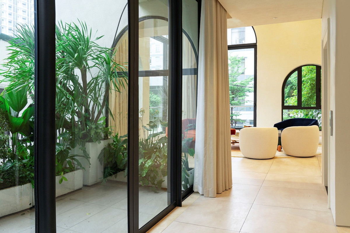 Ban công được tận dụng để trồng cây xanh; tầng tum cũng được lùi vào trong, kết hợp với sân vườn trên mái, thoáng đãng ở cả 3 hướng. 