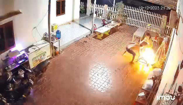 Đang nằm võng, người phụ nữ bị “chồng hờ” phóng hỏa đốt phải nhập viện Dang nam vong, nguoi phu nu bi “chong ho” phong hoa dot phai nhap vien