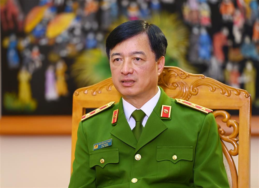 Thứ trưởng Nguyễn Duy Ngọc sinh năm 1964, quê quán thị trấn Lương Bằng, huyện Kim Động, tỉnh Hưng Yên. Ông có trình độ lý luận chính trị cao cấp, trình độ chuyên môn Thạc sĩ Luật. Ông hiện giữ chức vụ Ủy viên Trung ương Đảng: Khóa XIII, Thượng tướng, Thứ trưởng Bộ Công an.