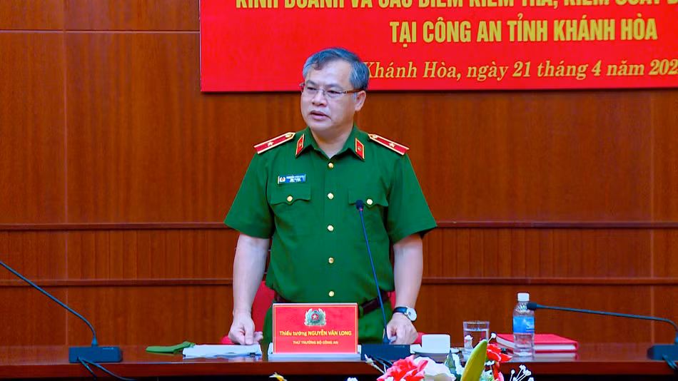 Trung tướng Nguyễn Văn Long sinh năm 1974, quê ở huyện Tân Yên, tỉnh Bắc Giang; tốt nghiệp Đại học hệ chính quy, chuyên ngành cảnh sát kinh tế khóa D19, Học viện Cảnh sát nhân dân.