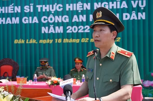 Tháng 3/2021, ông Tuyến được điều động giữ chức vụ Phó Chủ nhiệm Thường trực Ủy ban Kiểm tra Đảng ủy Công an Trung ương, Thủ trưởng Cơ quan Ủy ban Kiểm tra Đảng ủy Công an Trung ương. Tháng 1/2021, ông Lê Văn Tuyến được thăng cấp bậc hàm từ Đại tá lên Thiếu tướng. Tháng 1/2022, ông Tuyến được Thủ tướng Chính phủ bổ nhiệm chức vụ Thứ trưởng Bộ Công an.