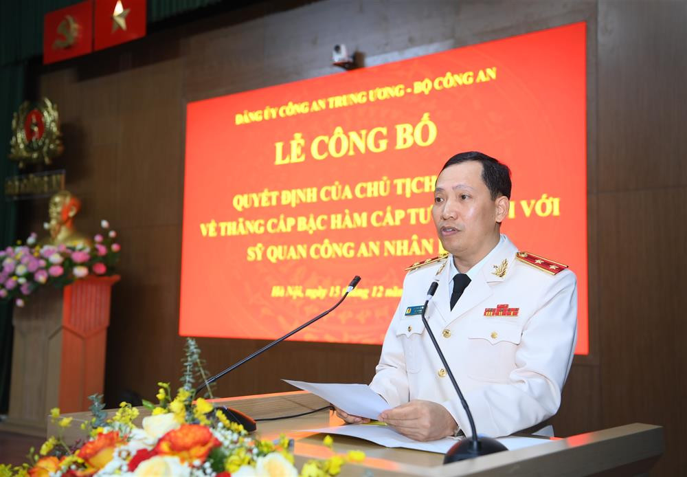 Trung tướng Lê Văn Tuyến sinh năm 1973, quê quán: xã Hòa Lâm, huyện Ứng Hòa, TP Hà Nội; trình độ: Tiến sĩ luật, Cao cấp lý luận chính trị.