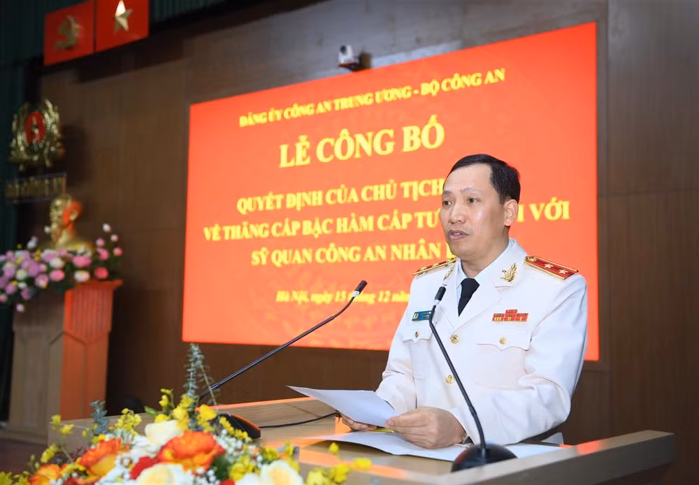 Trung tướng Lê Văn Tuyến sinh năm 1973, quê quán: xã Hòa Lâm, huyện Ứng Hòa, TP Hà Nội; trình độ: Tiến sĩ luật, Cao cấp lý luận chính trị.