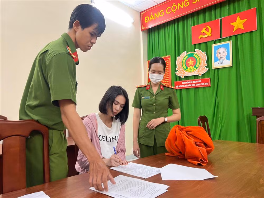 Loat tai khoan mang “sang den”, Ngoc Trinh co duoc tai ngoai?