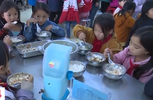 Vụ 11 học sinh chia nhau 2 gói mì: Hiệu trưởng từ chức, có hết trách nhiệm? Vu 11 hoc sinh chia nhau 2 goi mi: Hieu truong tu chuc, co het trach nhiem?