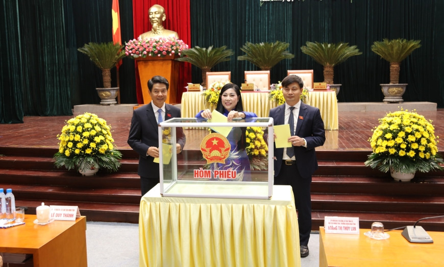 Chu tich UBND tinh Vinh Phuc co so phieu tin nhiem thap tren 50%