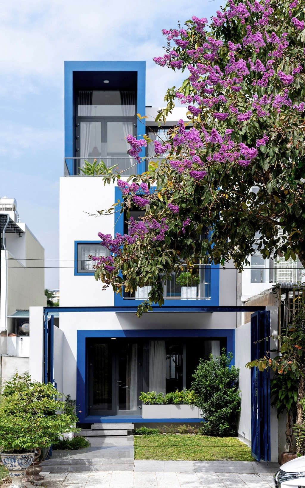 Kiến trúc sư cho biết, với yêu cầu của gia chủ về một phương án kiến trúc hiện đại đáp ứng được các tiêu chuẩn sống tiện nghi, rộng rãi và gần gũi với thiên nhiên, đội ngũ đã thiết kế sử dụng những cấu trúc đặc biệt dạng “khung rỗng” giúp nối kết các không gian bên trong với cảnh quan môi trường bên ngoài. Nhìn từ bên ngoài, ngôi nhà lùi về phía sau nhường chỗ cho một khoảng sân vườn lớn phía trước. 