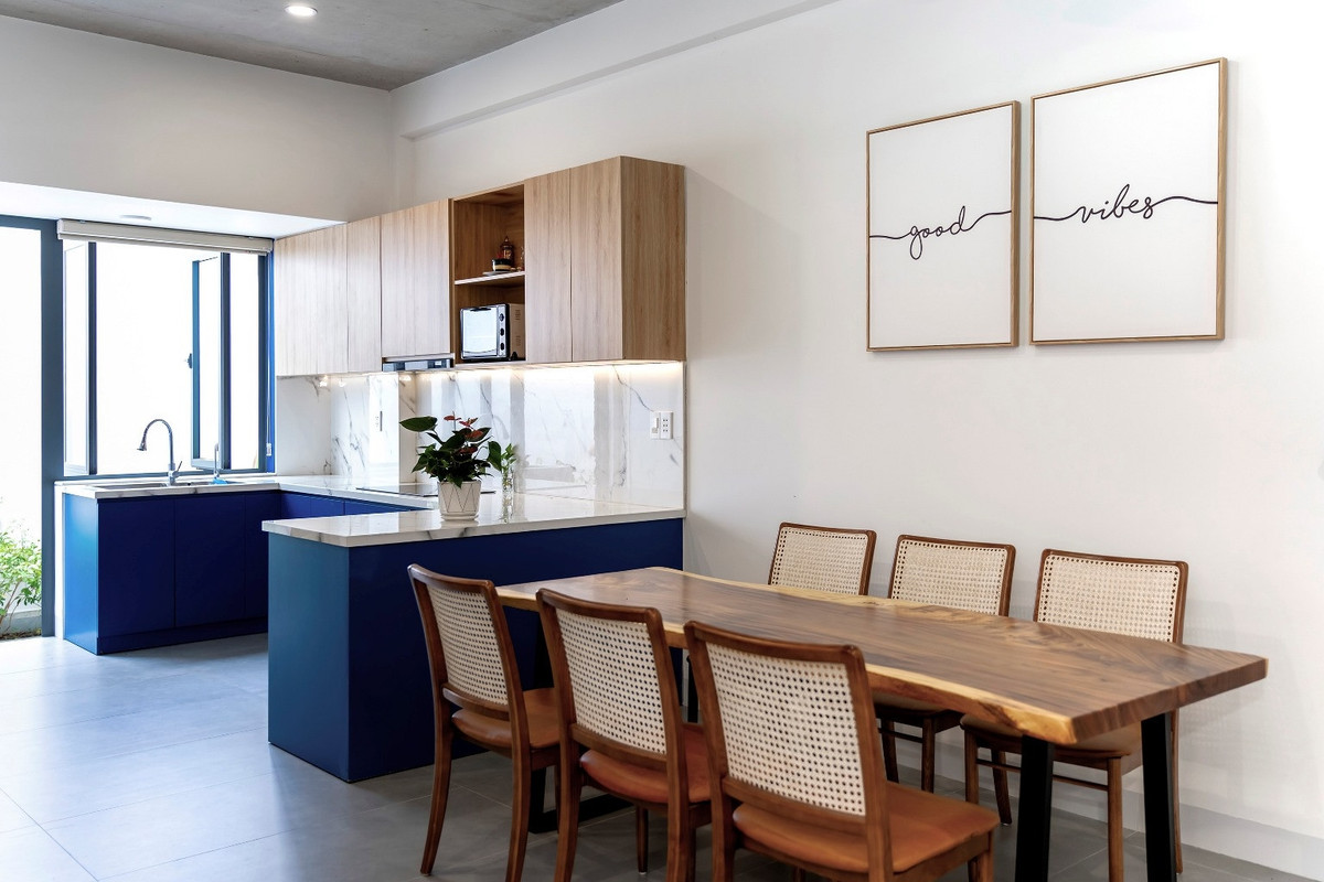 Khu vực bếp với cửa sổ hướng ra sân vừa có ánh sáng tự nhiên, lại thoát mùi khi đun nấu. 