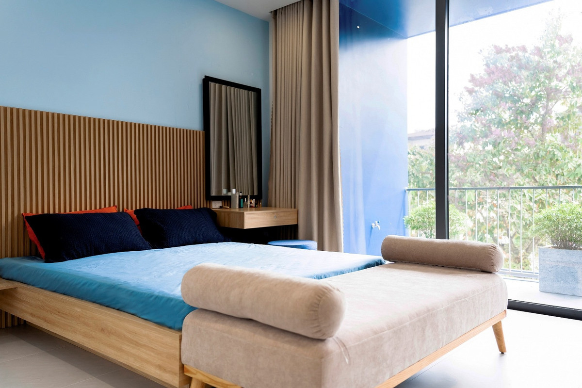 Phòng ngủ thiết kế ban công rộng, cùng hệ thống cửa kính vừa thoáng mát, dễ dàng quan sát thiên nhiên bên ngoài. 