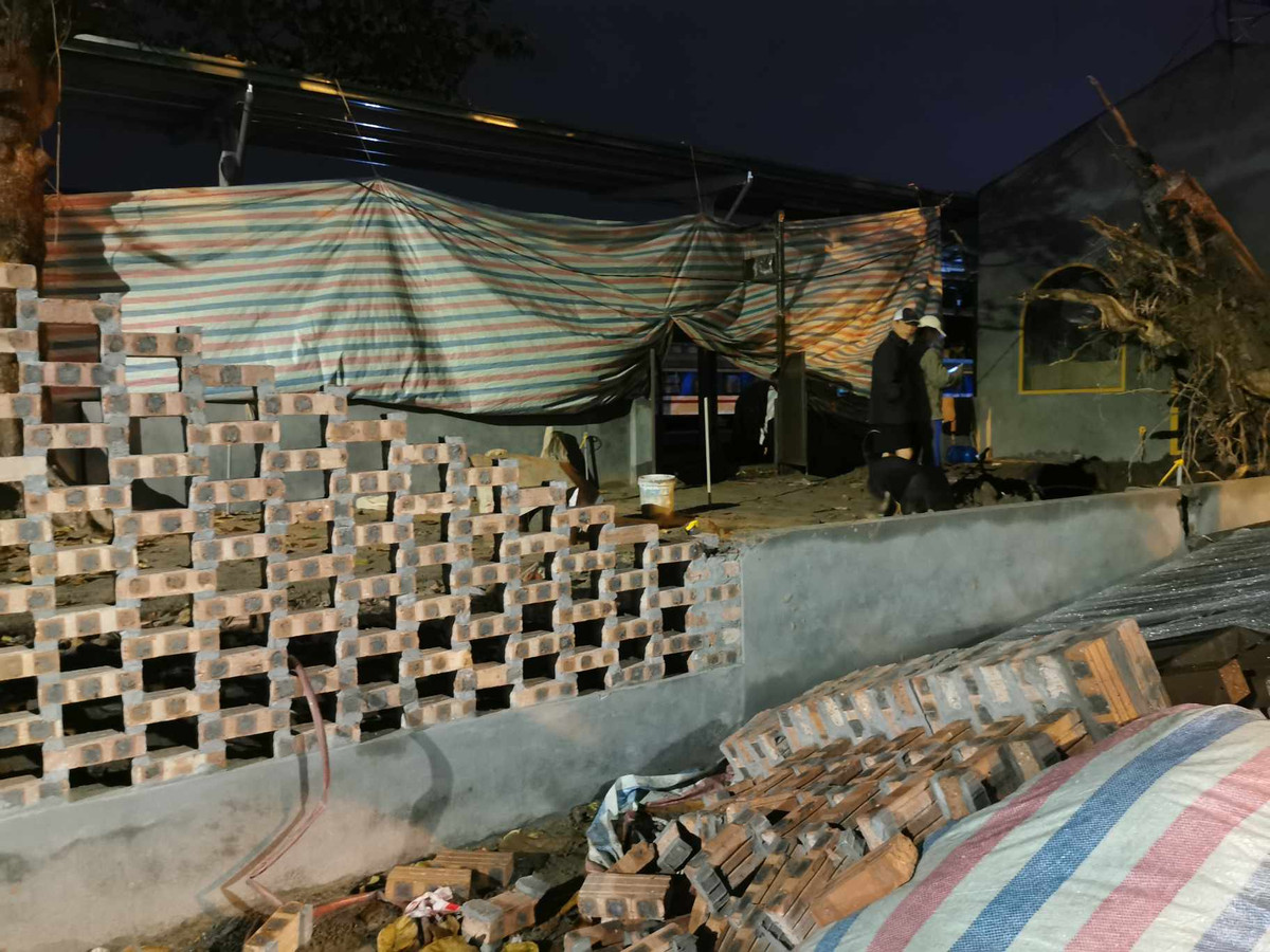 Một mảng tưởng bị đổ sập.