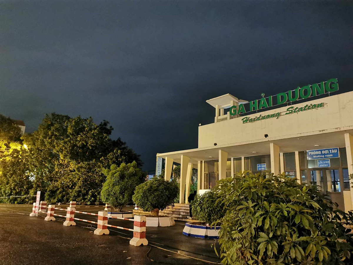 Khi ra kiểm tra, người dân phát hiện cây xà cừ cổ thụ cạnh cổng ga bị đổ gục. Cây cổ thụ này sau khi đổ đã chắn ngang đường phụ dẫn vào cổng nhà ga, kéo đổ một đoạn bờ tường của nhà ga.