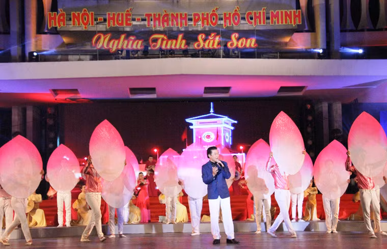 Hình ảnh chợ Bến Thành (TP HCM), khu Mỹ Đình (Hà Nội), cầu Trường Tiền (Huế)... rực sáng lung linh vô cùng ấn tượng.