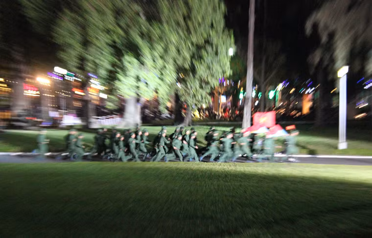 Tiết mục tái hiện cảnh các cánh quân tiến vào Sài Gòn...