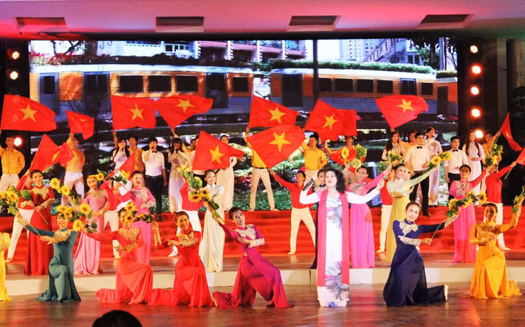 40 năm đất nước thống nhất, người dân khắp 3 miền trên dải đất hình chữ "S" đã được sống trong tự do, ấm no, hạnh phúc.