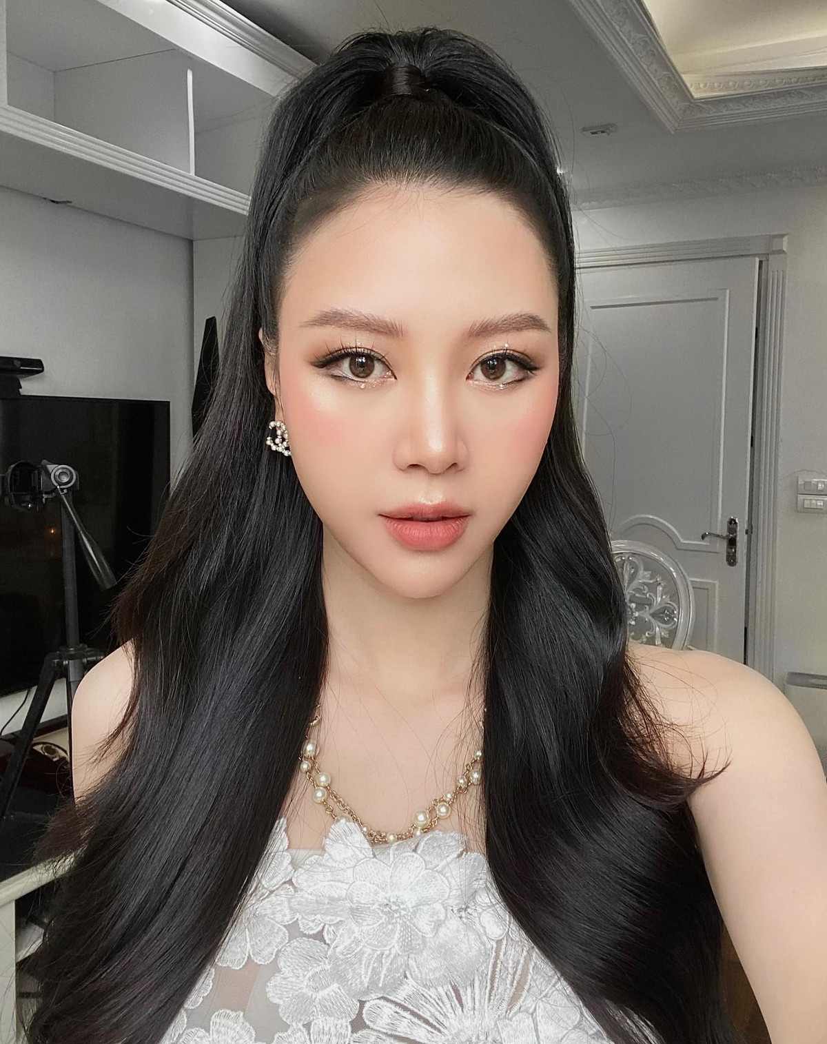 Vũ Ngọc Châm đang bầu bí ở tuần thai 29. Dù đây là lần mang thai thứ hai và đang ở những tháng cuối thai kỳ song có thể thấy người đẹp vẫn giữ được phong độ nhan sắc.