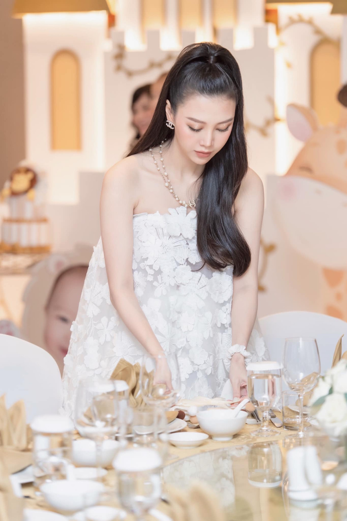 Đính kèm hình ảnh táo bạo này, Ngọc Châm chia sẻ: "Mai được đi gặp em Liam nên háo hức cứ đi ra đi vào, chụp 1000 kiểu ảnh nhí nhảnh. À, em đăng vì muốn kỉ niệm thui, đừng ai chúc em đứa nữa nhé, không nó lại vận vào em".