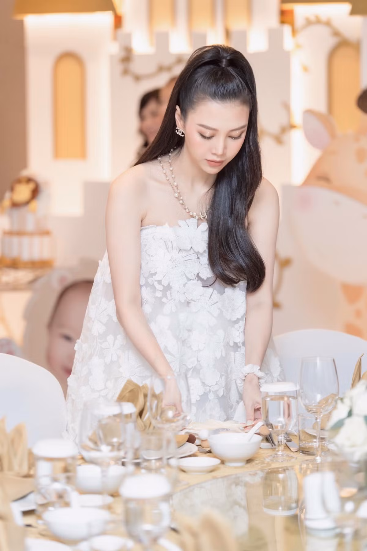 Đính kèm hình ảnh táo bạo này, Ngọc Châm chia sẻ: "Mai được đi gặp em Liam nên háo hức cứ đi ra đi vào, chụp 1000 kiểu ảnh nhí nhảnh. À, em đăng vì muốn kỉ niệm thui, đừng ai chúc em đứa nữa nhé, không nó lại vận vào em".